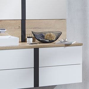 mit Dekorleiste an der Wandverkleidung: mit Dekorleiste an der Wandverkleidung