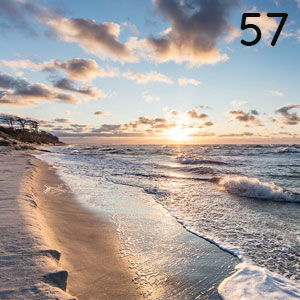 Sandstrand mit Abendsonne: Sandstrand mit Abendsonne